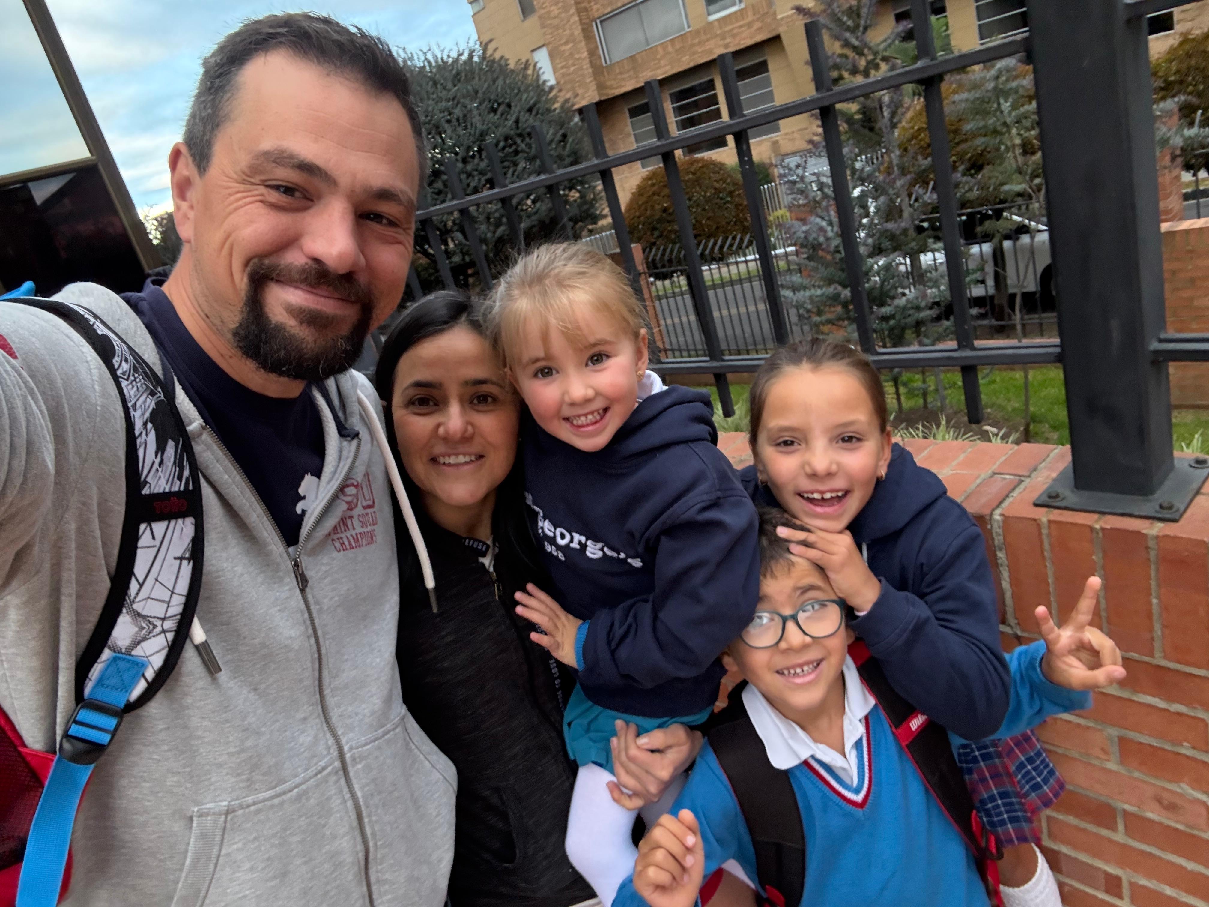 Alejandra con Anthony y sus tres hijos a la salida del colegio